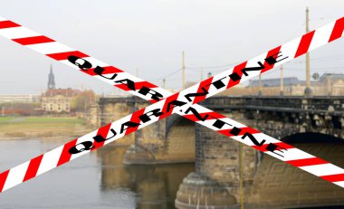 Dresden, Almanya 'da Coronavirus. Elbe nehri üzerindeki köprü manzarası. Bulanık bir arka planda karantina işareti. COVID salgını kavramı ve Avrupa 'da seyahat.