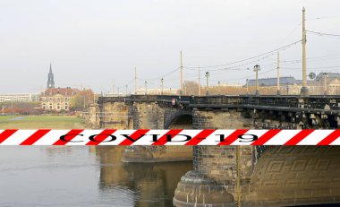 Dresden, Almanya 'da Coronavirus. Elbe nehri üzerindeki köprü manzarası. Covid-19 işareti. COVID salgını kavramı ve Avrupa 'da seyahat.