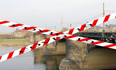Dresden, Almanya 'da Coronavirus. Elbe nehri üzerindeki köprü manzarası. Covid-19 işareti. COVID salgını kavramı ve Avrupa 'da seyahat.