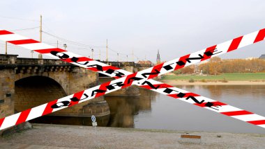 Dresden, Almanya 'da Coronavirus. Elbe nehri üzerindeki köprü manzarası. Karantina işareti. COVID salgını kavramı ve Avrupa 'da seyahat.