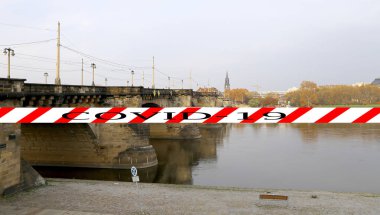 Dresden, Almanya 'da Coronavirus. Elbe nehri üzerindeki köprü manzarası. Covid-19 işareti. COVID salgını kavramı ve Avrupa 'da seyahat.