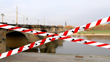 Dresden, Almanya 'da Coronavirus. Elbe nehri üzerindeki köprü manzarası. Covid-19 işareti. COVID salgını kavramı ve Avrupa 'da seyahat.