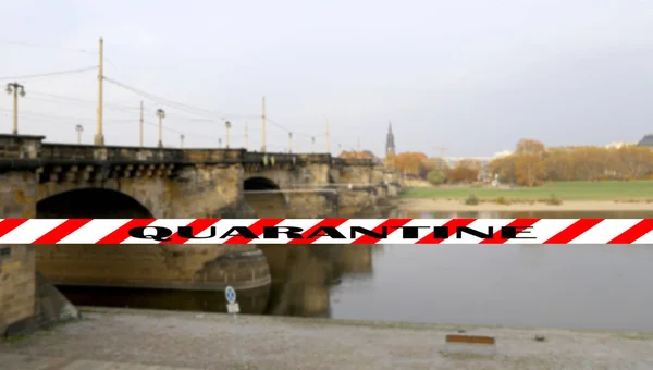 ドレスデンのコロナウイルス エルベ川にかかる橋の眺め 背景がぼやけている隔離標識 Covidパンデミックとヨーロッパ旅行の概念 — ストック写真