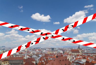 Prag 'da Coronavirus, Çek Cumhuriyeti. Prag 'ın yukarıdan görünüşü. Bulanık arkaplanda Covid-19 işareti var. COVID salgını kavramı ve Avrupa 'da seyahat.