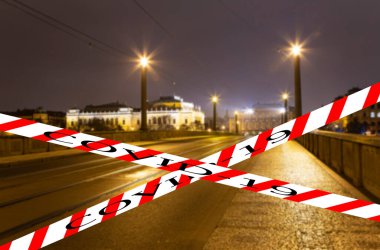 Prag 'da Coronavirus, Çek Cumhuriyeti. Bulanık arkaplanda Covid-19 işareti var. COVID salgını kavramı ve Avrupa 'da seyahat.