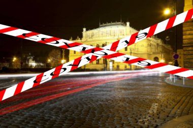 Prag 'da Coronavirus, Çek Cumhuriyeti. Jan Palach Meydanı' ndaki Rudolfiunum konser salonlarının binası. Bulanık arkaplanda Covid-19 işareti var. COVID salgını kavramı ve Avrupa 'da seyahat.