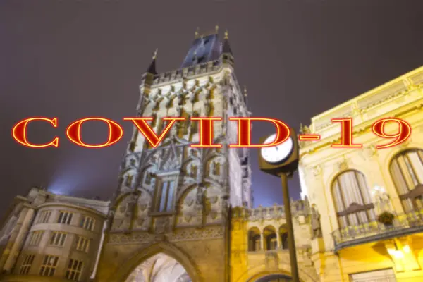Coronavirus Prag Tschechien Pulverturm Tor Abend Covid Zeichen Auf Verschwommenem — Stockfoto