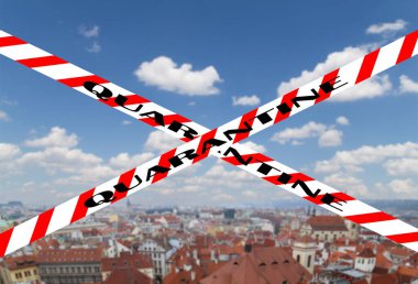 Prag 'da Coronavirus, Çek Cumhuriyeti. Prag 'ın yukarıdan görünüşü. Bulanık bir arka planda karantina işareti. COVID salgını kavramı ve Avrupa 'da seyahat.