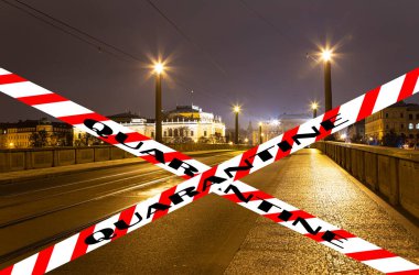 Prag 'da Coronavirus, Çek Cumhuriyeti. Prag 'ın gece manzarası. Karantina işareti. COVID salgını kavramı ve Avrupa 'da seyahat.
