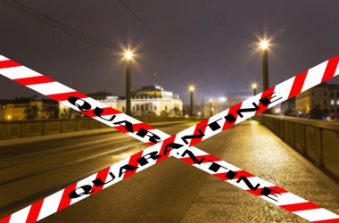 Prag 'da Coronavirus, Çek Cumhuriyeti. Prag 'ın gece manzarası. Bulanık bir arka planda karantina işareti. COVID salgını kavramı ve Avrupa 'da seyahat.