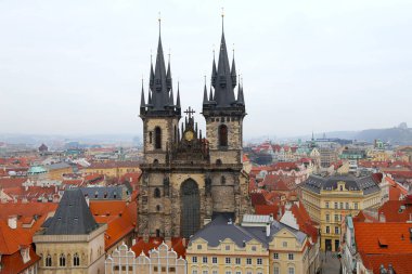 Çek Cumhuriyeti 'nin Prag kentindeki Old Town Meydanı' nda Tyn 'in önündeki Tanrı' nın Anasının Gotik Kilisesi.  