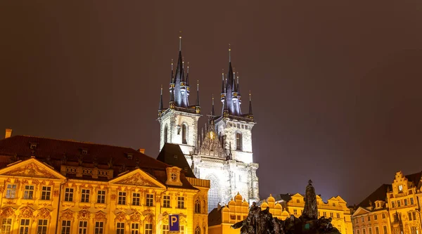 捷克共和国布拉格神话故事 泰恩夫人教堂 1365年 的夜景 — 图库照片