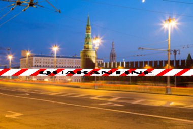 Moskova, Rusya 'da Coronavirus. Kremlin 'in gece manzarası. Bulanık bir arka planda karantina işareti. COVID salgını ve seyahat kavramı.
