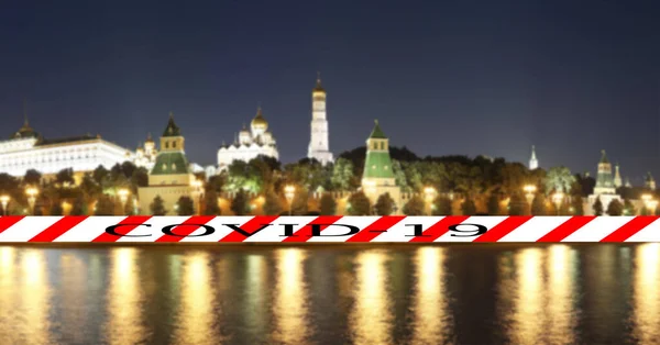 俄罗斯莫斯科的科罗纳威斯克里姆林宫的夜景Covid 19标志在模糊的背景上 Covid大流行病的概念和旅行 — 图库照片