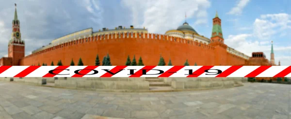Koronawirus Moskwie Rosja Widok Kreml Dzień Znak Covid Niewyraźnym Tle — Zdjęcie stockowe