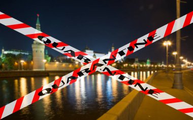 Moskova, Rusya 'da Coronavirus. Kremlin 'in gece manzarası. Bulanık bir arka planda karantina işareti. COVID salgını ve seyahat kavramı.