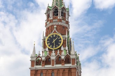 Moskova Kremlin manzarası güneşli bir günde, Rusya... Moskova mimarisi ve simgesi, Moskova şehir manzarası.   