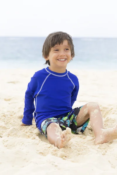 Szczęśliwy chłopiec gra na plaży — Zdjęcie stockowe