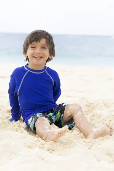 Glücklicher Junge spielt am Strand — Stockfoto