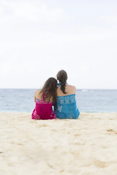 Kedves anya és lány ül a strandon — Stock Fotó