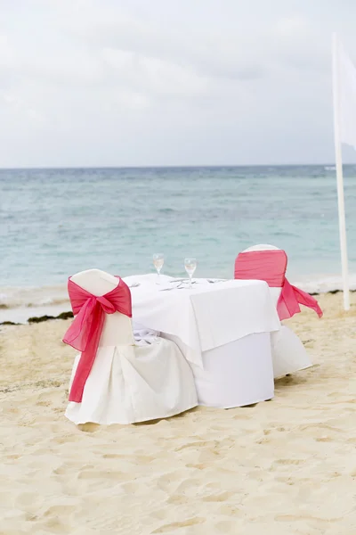 Romantic Table for Two on the Beach — Stock Photo, Image