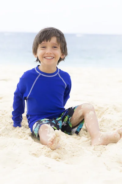 Gelukkig Boy spelen op het strand — Stockfoto