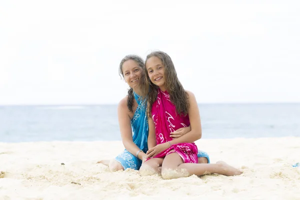素敵な母と、ビーチに座っている女の子 — ストック写真