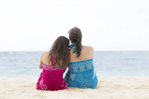素敵な母と、ビーチに座っている女の子 — ストック写真