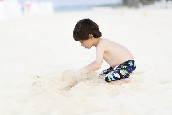 Happy Boy Brincando na praia — Fotografia de Stock