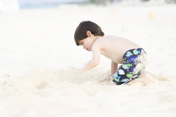 Ευτυχισμένο αγόρι παίζοντας στην παραλία — Φωτογραφία Αρχείου