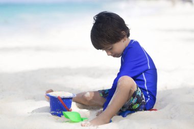 Mutlu çocuk oynarken sahilde