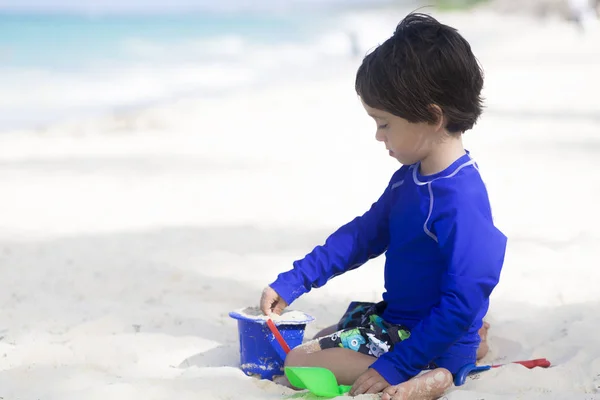 Niño feliz jugando en la playa —  Fotos de Stock