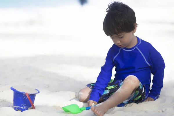 Gelukkig Boy spelen op het strand — Stockfoto