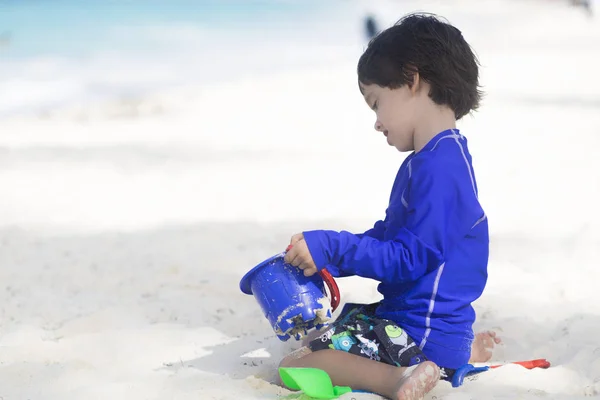 Ευτυχισμένο αγόρι παίζοντας στην παραλία — Φωτογραφία Αρχείου