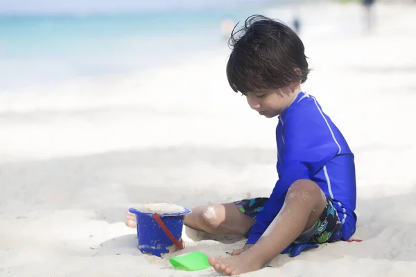 Happy Boy Brincando na praia — Fotografia de Stock