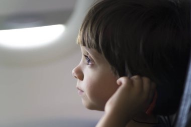 Web'den müzik mutlu çocuk