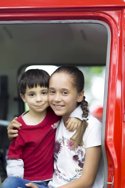 Gelukkig Meisje Jongen Brandweerman Auto Genieten Van Buitenleven — Stockfoto