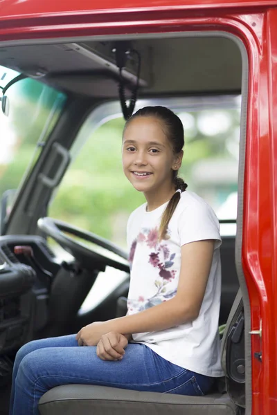 Glückliches Mädchen Feuerwehrauto Genießt Freien — Stockfoto
