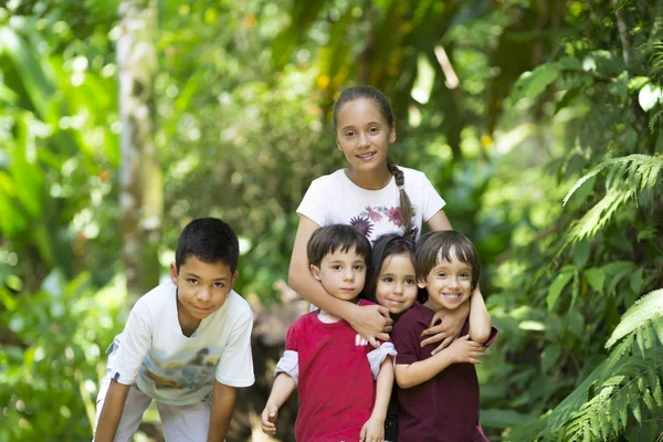 De gelukkige kinderen spelen — Stockfoto