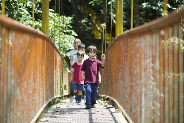 Glückliche Kinder beim Spielen — Stockfoto