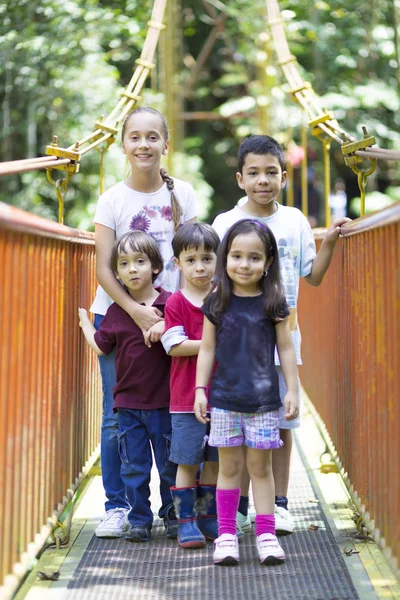 Crianças felizes brincando — Fotografia de Stock