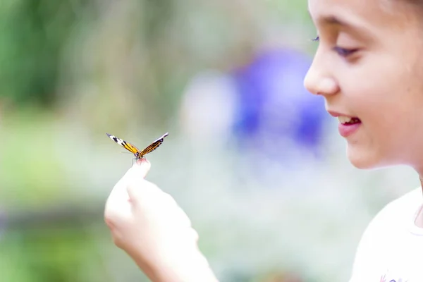 Chica feliz sosteniendo una mariposa —  Fotos de Stock