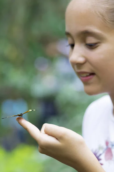 Glückliches Mädchen mit einem Schmetterling — Stockfoto