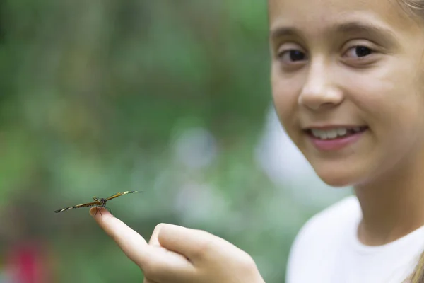 Glückliches Mädchen mit einem Schmetterling — Stockfoto