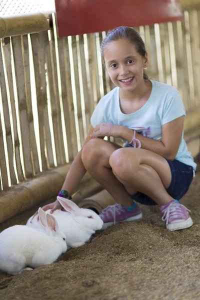 Chica feliz jugando con conejo — Foto de Stock