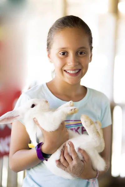 Menina feliz brincando com coelho — Fotografia de Stock
