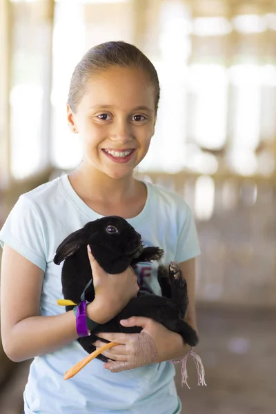 Menina feliz brincando com coelho — Fotografia de Stock