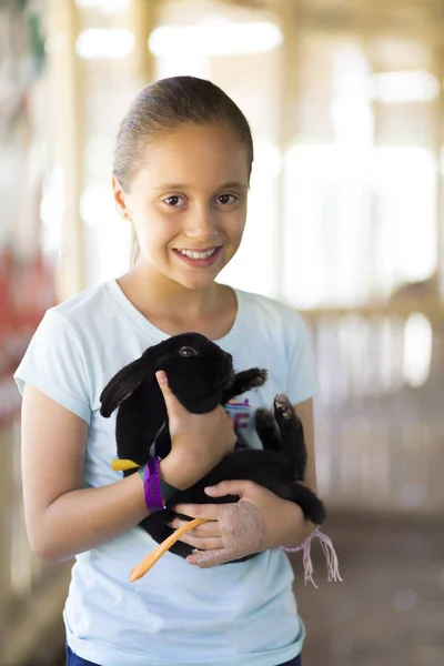 Menina feliz brincando com coelho — Fotografia de Stock