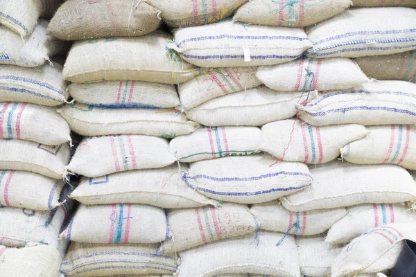 Bolsas de grano en pilas — Foto de Stock