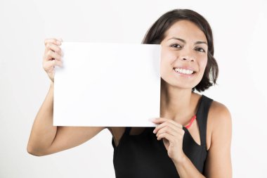 Boş bir sayfa tutan güzel genç kadın. Senin metin için yer. Beyaz izole.